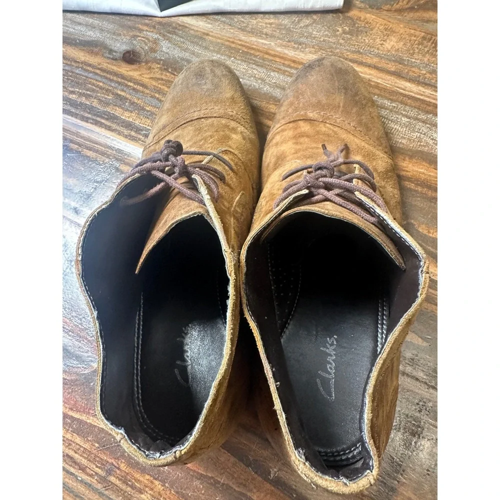 Clarks Mens Suede Chukka Boots Tan Brown Cap Toe Lace Up Ankle Boots 12M 63291